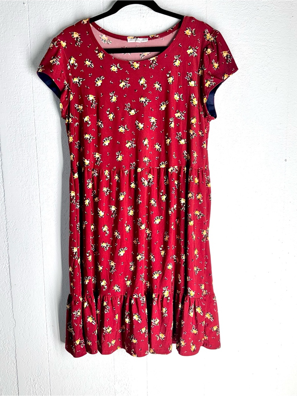 Sandra Darren Red Floral Tiered Dress Boho Medium Short Sleeve Ruffle Hem Casual